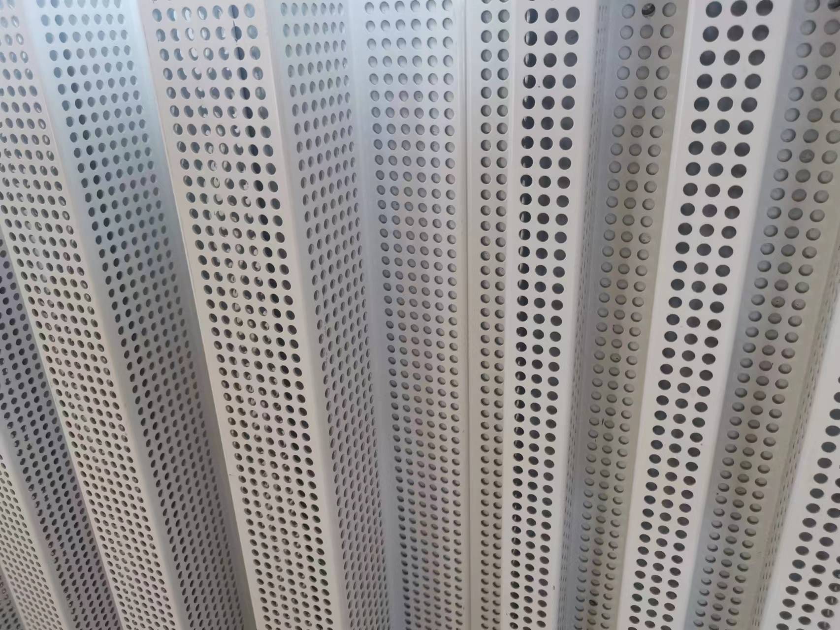 如何延長外墻裝飾沖孔網的使用壽命？